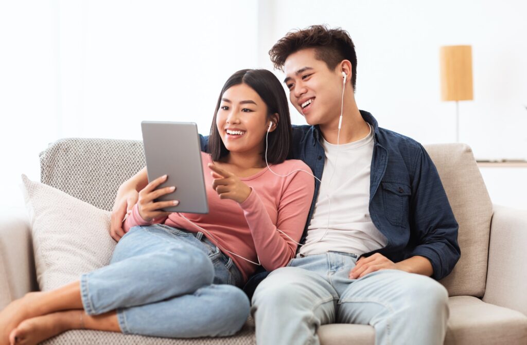 Pareja usando una tablet conectada a Internet en su casa